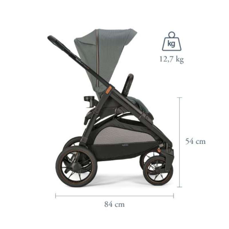 Vista lateral de la silla de paseo con asiento reversible Joolz Aer+ mostrando dimensiones de largo (84 cm), alto (54 cm) y peso total (12,7 kg). Ideal para valorar su tama&ntilde;o y maniobrabilidad.